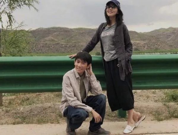 王源土味游客照,是不是像极了爸爸妈妈的朋友圈?