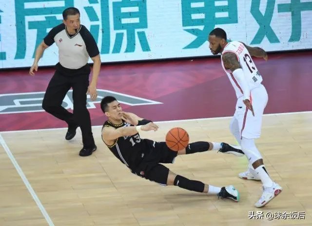 辽宁男篮纸面实力占优,总决赛第一场到底输在了哪里?