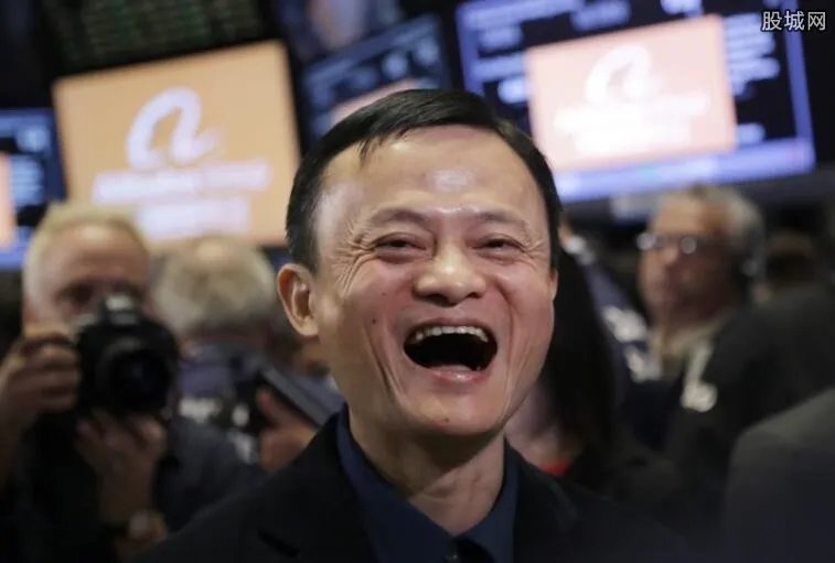 网友在港偶遇马云 马云正在用支付宝买报纸