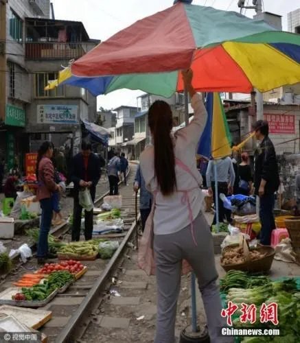 你如何看待贵州遵义出现“铁路菜市”这种现象?