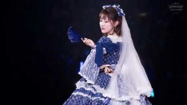 李艺彤回应唱英文歌,这样的歌曲也能上台,李艺彤是有什么背景吗?