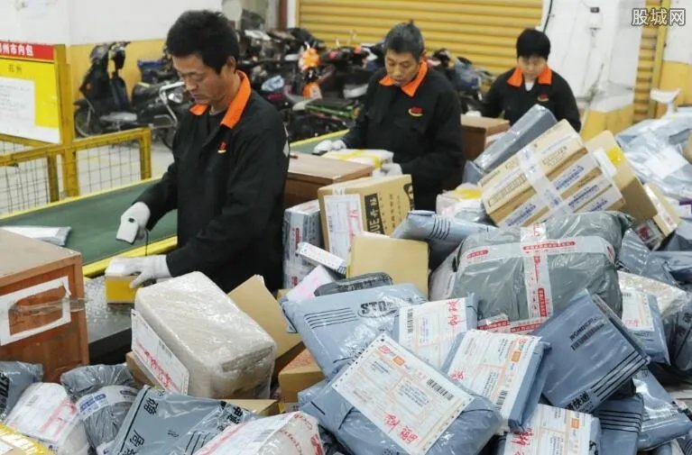 男孩寒冬送快递 送快递一个月多少钱