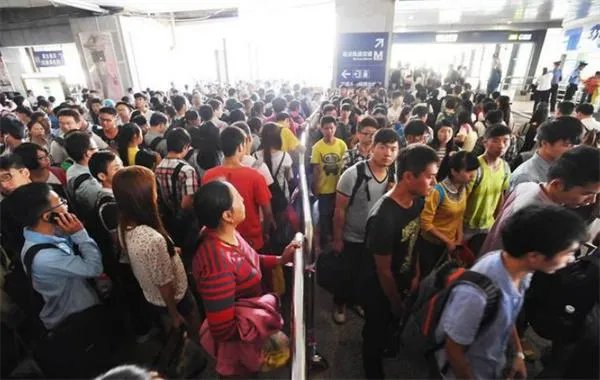 火车站不让进候车厅乘客顶烈日排队 引发网友各种质疑