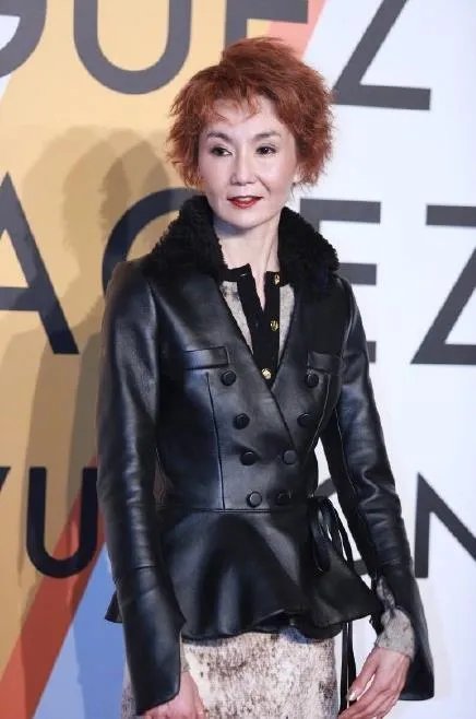 54岁张曼玉逛地摊:张曼玉现状与昔日魅力回顾