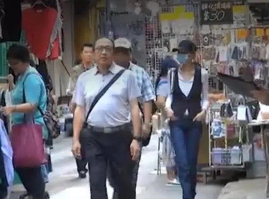 54岁张曼玉逛地摊:张曼玉现状与昔日魅力回顾