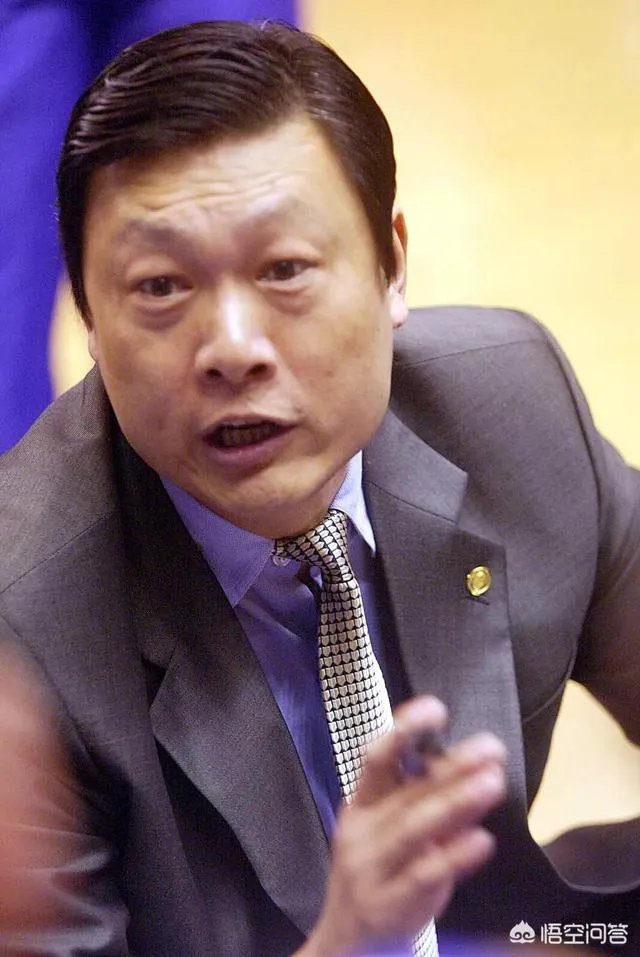 新疆队在一个月前辟谣李秋平离任,现在又官宣李秋平离任,这是为什么?