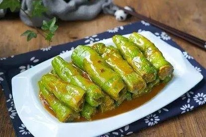 带上女朋友参加领导饭局,领导夹了青椒给女友。这有什么含义吗?