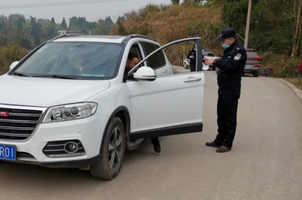 山西男子当街持刀砍伤3人,司机连撞3下制止,司机此举避免了什么后果?