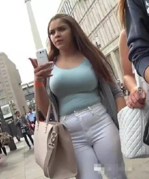 白色紧身衣尴尬图片:女人出门千万不要这样穿(图)