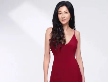 看了吴绮莉17岁照片,才明白当年成龙为何会冲动,你怎么看?