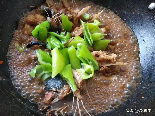 带上女朋友参加领导饭局,领导夹了青椒给女友。这有什么含义吗?