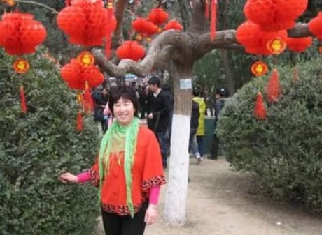 阿姨们照相带7条丝巾，你能接受这种行为吗？