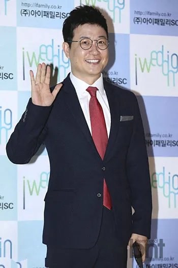 韩国蒙面歌王主持人金成柱  因眼疾恶化停止工作