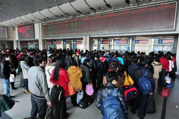 火车站不让进候车厅乘客顶烈日排队 引发网友各种质疑