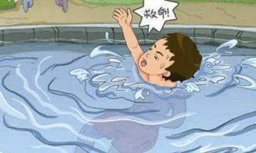 女孩落水冷静漂浮自救,她是如何落水的呢?