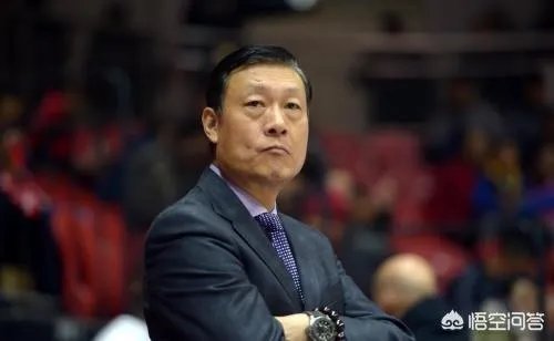 新疆队在一个月前辟谣李秋平离任,现在又官宣李秋平离任,这是为什么?