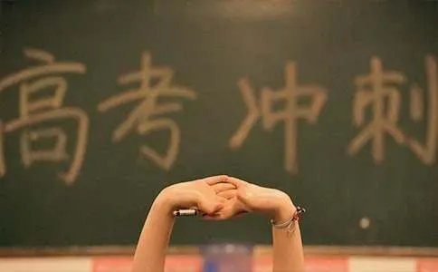 站在路边鼓掌的人高考作文