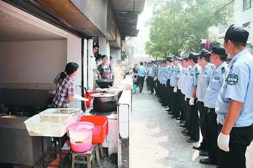 城管追打女商贩被砍伤，城管为何追打女商贩？