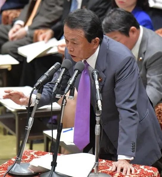 如何看待日本副首相把亚投行比作“高利贷”一事?