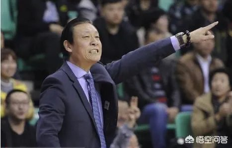 新疆队在一个月前辟谣李秋平离任,现在又官宣李秋平离任,这是为什么?