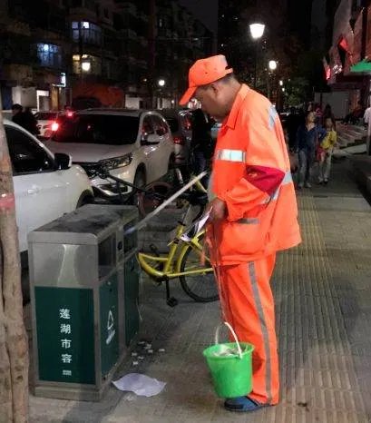 西安保洁员因烟头没捡干净被罚半个月工资了吗?