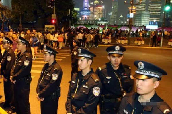 上海外滩现拉链式人墙,究竟是怎么回事?