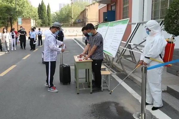 张文宏说在未来抗疫要有三个武器,你认可他的这一观点吗?