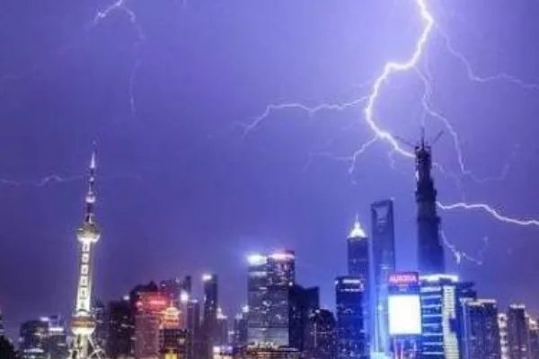 东方明珠塔被电击是巧合吗,还是大自然对人类的警示?