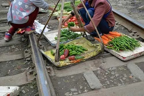 你如何看待贵州遵义出现“铁路菜市”这种现象?