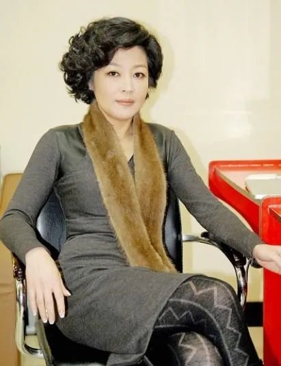 李咏老婆哈文的简介婚史 李咏和哈文的爱情 李咏怎么追求哈文的