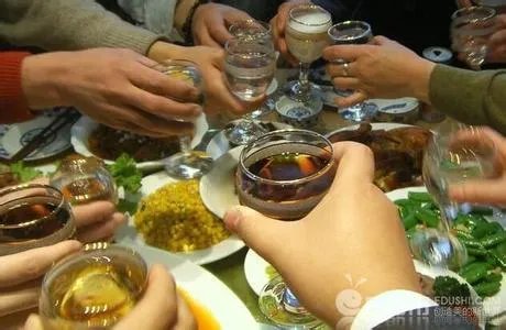 带上女朋友参加领导饭局,领导夹了青椒给女友。这有什么含义吗?