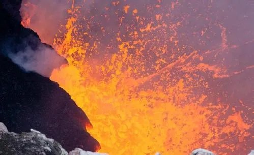 摄影师冒险拍火山拍到了吗？