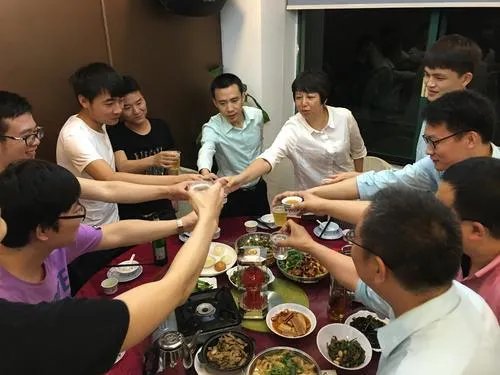 带上女朋友参加领导饭局,领导夹了青椒给女友。这有什么含义吗?