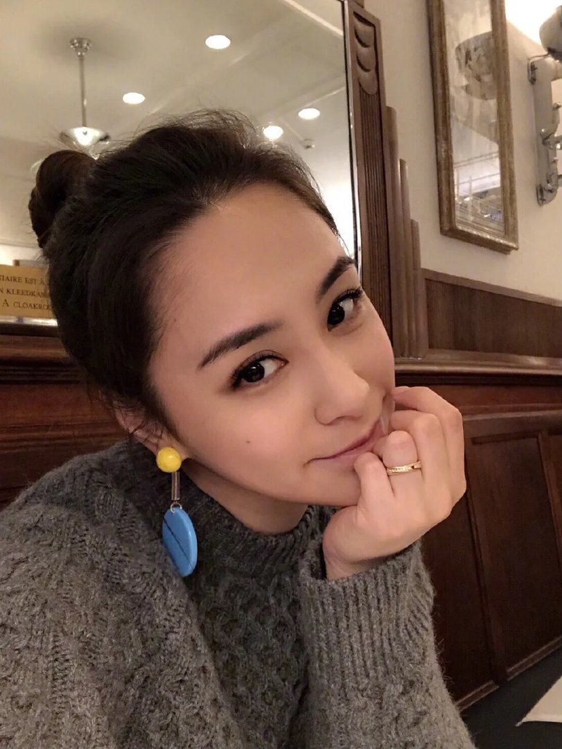 阿娇晒出高中校服照片,高中的阿娇和现在差距大吗?