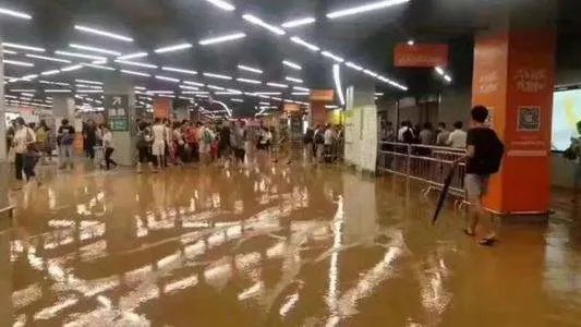 郑州暴雨地铁倒灌,12人死亡,这场大暴雨为何会来的如此猛烈?