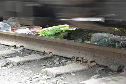 你如何看待贵州遵义出现“铁路菜市”这种现象?