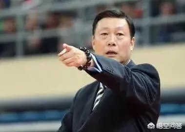 新疆队在一个月前辟谣李秋平离任,现在又官宣李秋平离任,这是为什么?