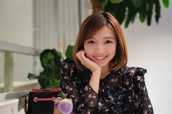 李泽楷新欢晒做美容照片，哪些细节证明了她与阔太无异？