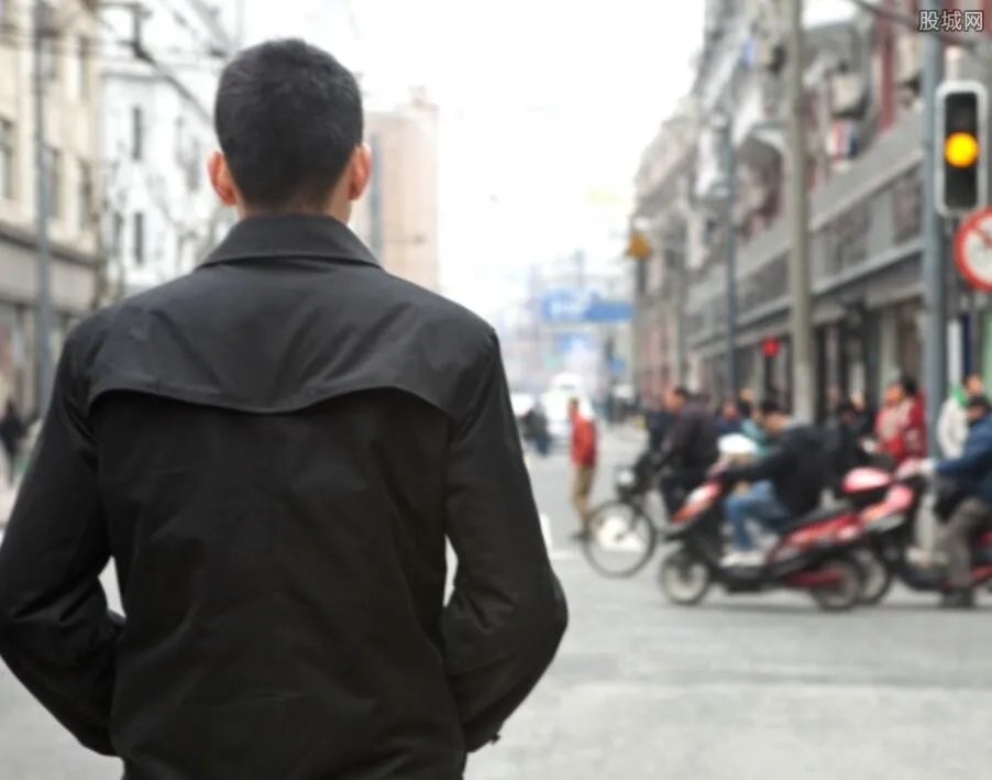 男子活剥父母：要钱不成活剥父母手段令人发指