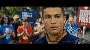 神似梅西男子被民众围堵合影 都想要甜头的动态图