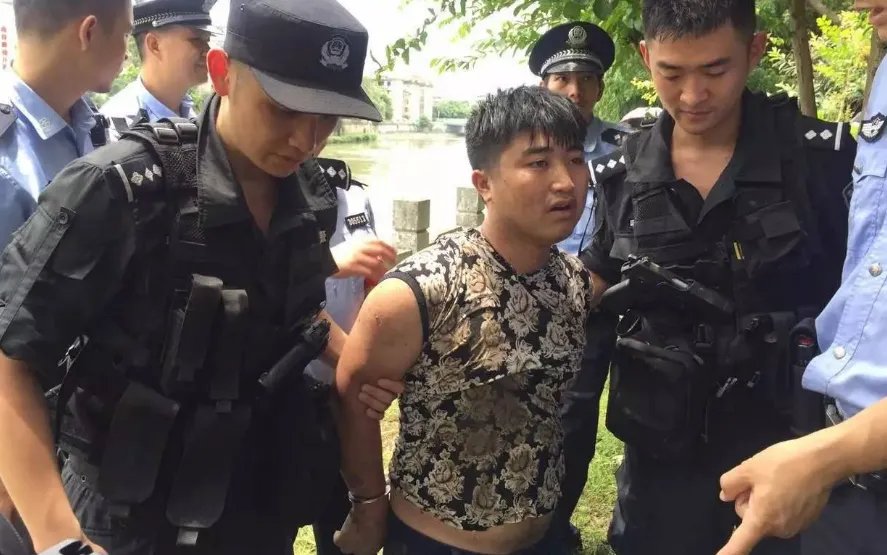 两个男子街头拿刀追砍武警 居然是因为感情纠纷(故意伤害)