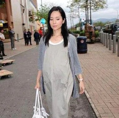 郭羡妮怀孕已经七个月 郭羡妮腹部却不大