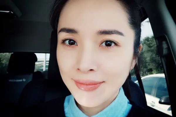 靳东老婆李佳个人简历 靳东自爆自己是个妻管严