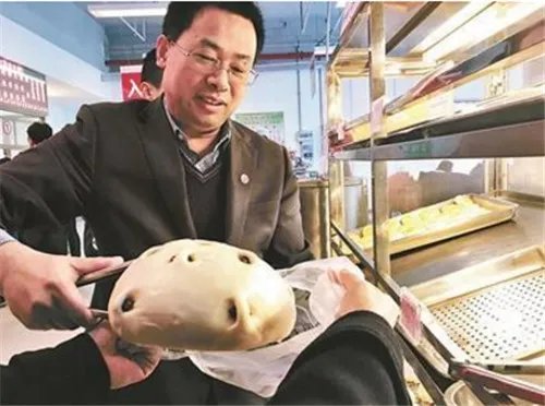 人大6元馒头走红 网友称:比脸大,一个够一个宿舍吃!