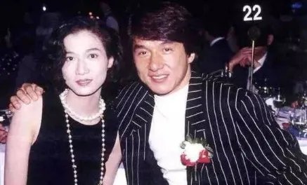 看了吴绮莉17岁照片,才明白当年成龙为何会冲动,你怎么看?