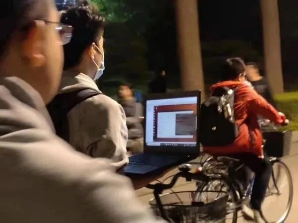 清华学生边骑车边用电脑，这么做是否会导致危险？