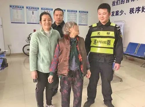 8旬痴呆老人走失5天4夜,找到时仍意识清醒,该如何避免患病老人走失?