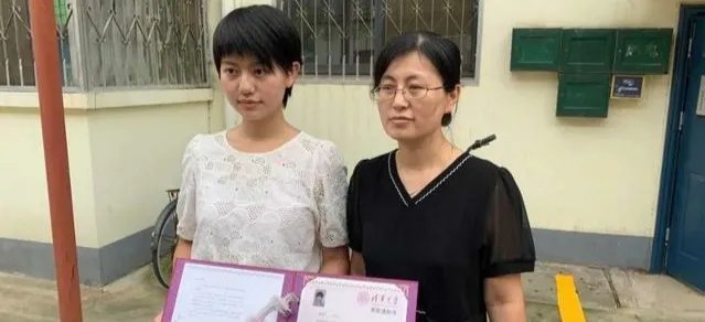 收到清华通知书女生说北大考砸了,她会继续复读考北大吗?