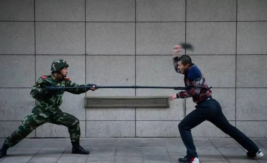两个男子街头拿刀追砍武警 居然是因为感情纠纷(故意伤害)