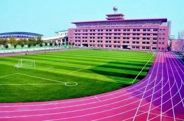 学校因考生太多让学生跪在操场考试,如何改善学校的环境?